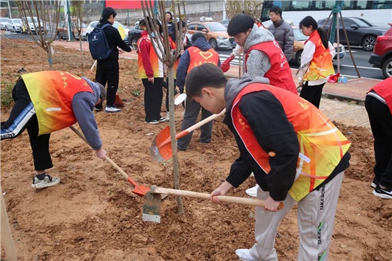 “我在株洲有棵树”—学院团委组织开展学雷锋活动月之植树活动